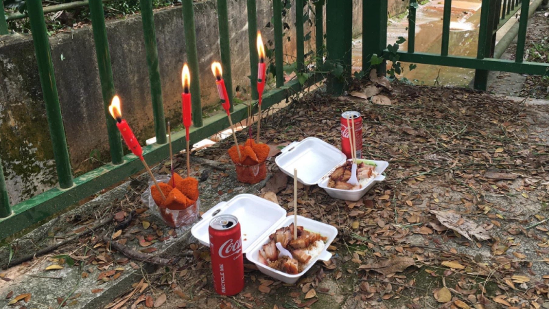 Food offerings near a canal where the boys were found dead in Upper Bukit Timah. Photo: Death Kopitiam Singapore/Facebook
