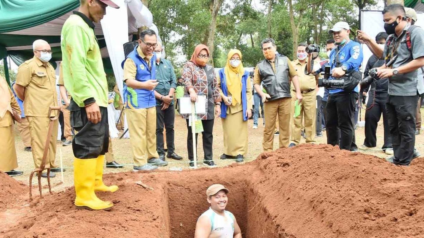 A grave digging competition organized by the Bogor Regency Administration on March 29, 2022. Photo: Bogor Regency