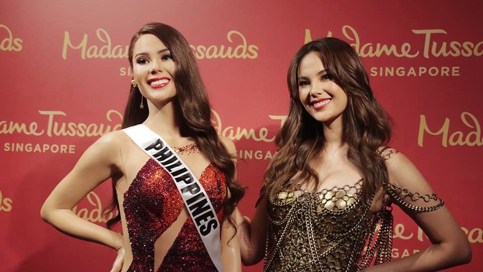 Catriona Gray poses with her wax figure at Madame Tussauds in Singapore. Image: Catriona Gray (Facebook)