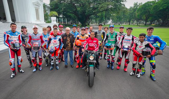 President Joko Widodo posing with MotoGP racers at the Presidential Parade ahead of a welcome parade on March 16, 2022. Photo: Instagram/@motogp