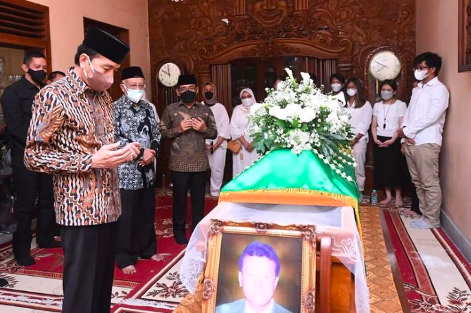 President Joko Widodo at his uncle’s funeral in Solo, Central Java on Feb. 28, 2022. The president last met with his son, Gibran Rakabuming, at the funeral. Photo: Instagram/@jokowi