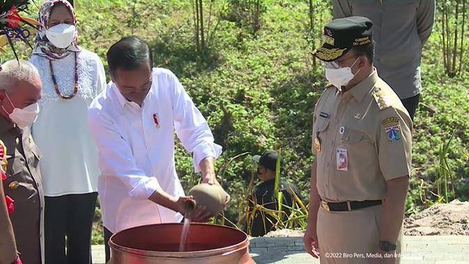 President Joko Widodo pouring dirt and water from Jakarta into a barrel in a symbolic ceremony in Indonesia’s future capital city. Photo: Cabinet Secretariat