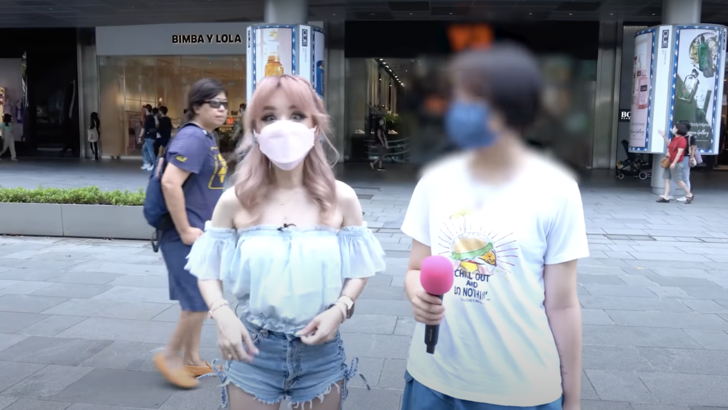 Screenshot from a video of the unmasked woman lurking in Orchard road. Photo: Xiaxue
