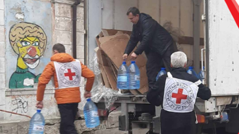 Red Cross volunteers give out rations In Ukraine. Photo: Embassy of Ukraine in Singapore, Brunei and New Zealand/Facebook
