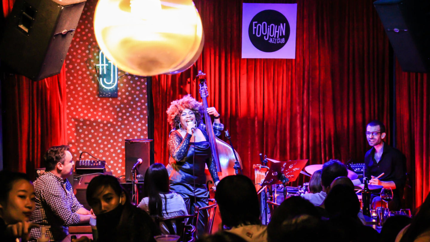 September 26, 2020, saw a full house at Foojohn, where Coco Rouzier from Washington D.C. was serenading the audience. Photo: Chayanit Itthipongmaetee / Coconuts Bangkok