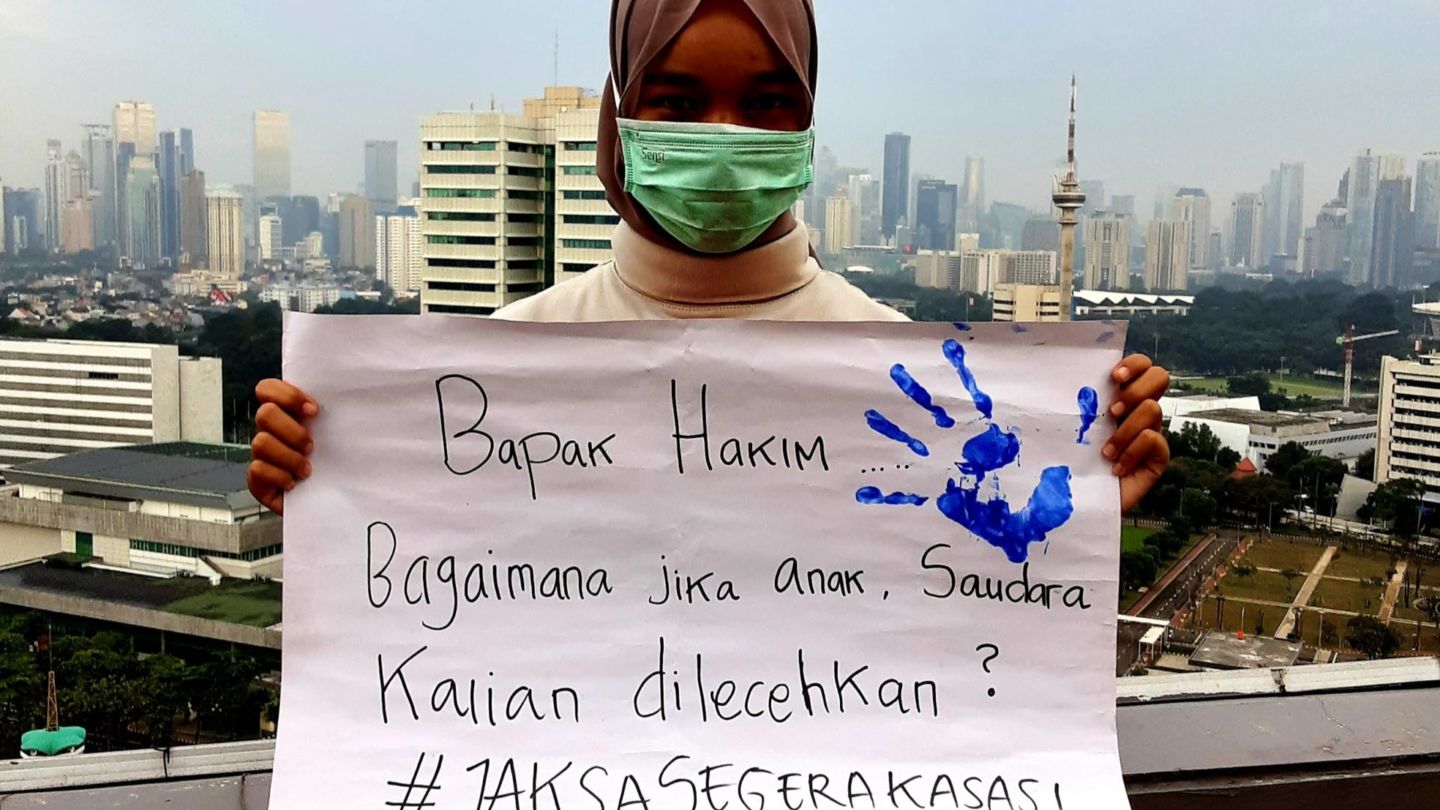 A Universitas Riau student, who accompanied a sexual harassment victim in Pekanbaru, holds a protest sign after the defendant was acquitted. It reads, “Mr. Judge, how would you react to your daughters or sisters being molested?” Photo: Andreas Harsono/Human Rights Watch
