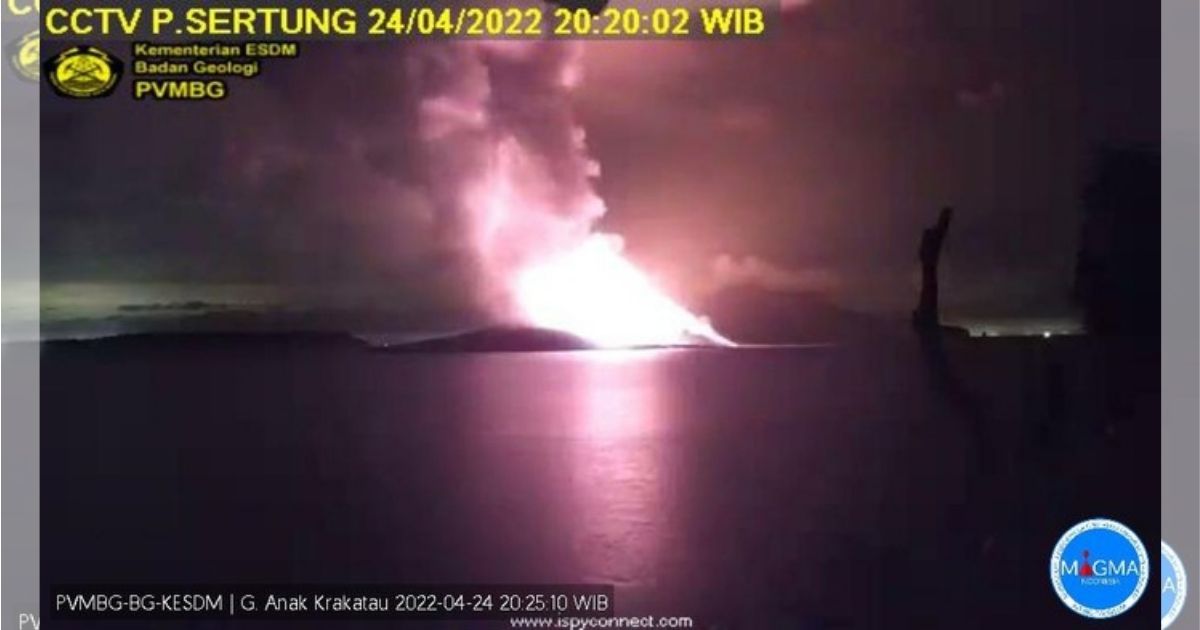 Anak Krakatoa has continuously erupted since early April, with the latest occurring on Sunday at 8:20pm, sending a massive plume of smoke and ash as high as 3,000 meters above the volcano’s peak or 3,157 meters above sea level. Lava sparks have been spotted in the eruptions in the past two days. Photo: PVMBG