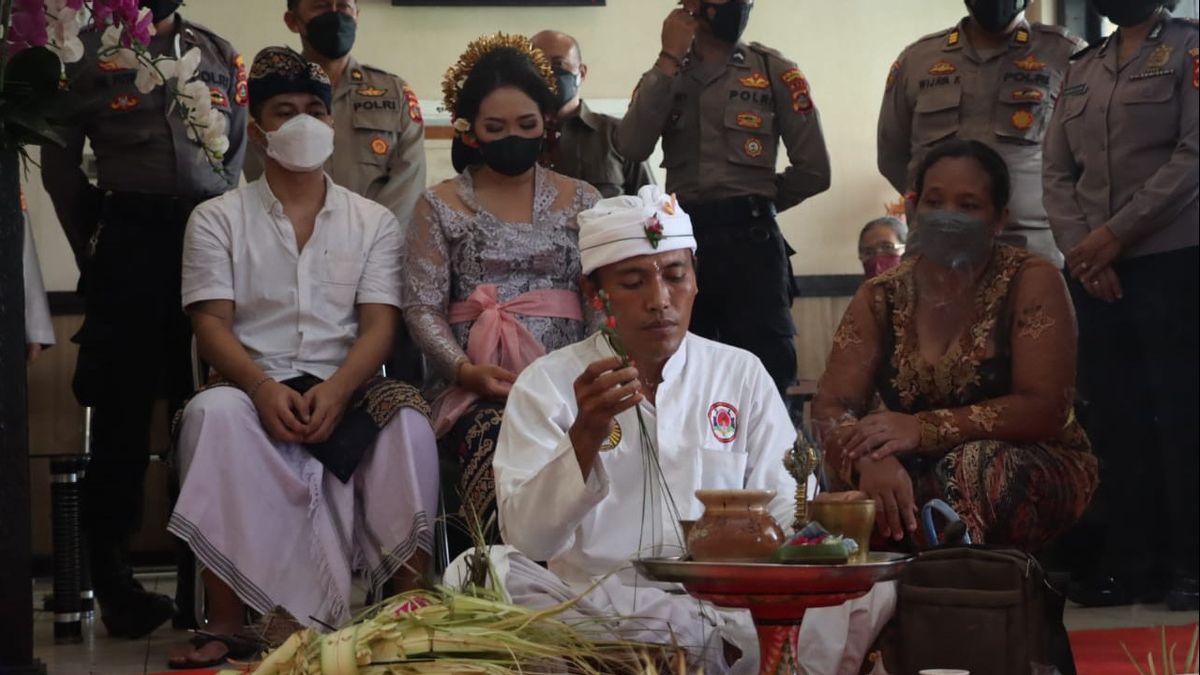 The Denpasar Police facilitated a traditional wedding ceremony between IWBK (white shirt, wearing a facial mask) and his bride-to-be at the police headquarters on April 18, 2022. IWBK, 34, was detained for drug possession on Dec. 3, 2021. Photo: The Denpasar Police. 
