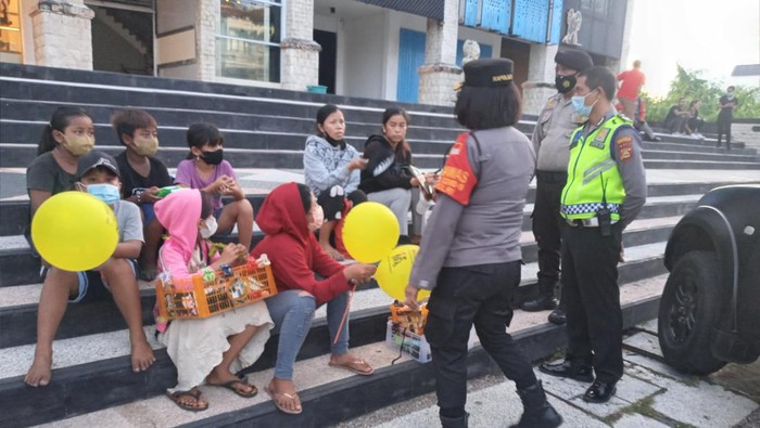 Officers rounding up street beggars and peddlers in Kuta. Photo: Denpasar Police