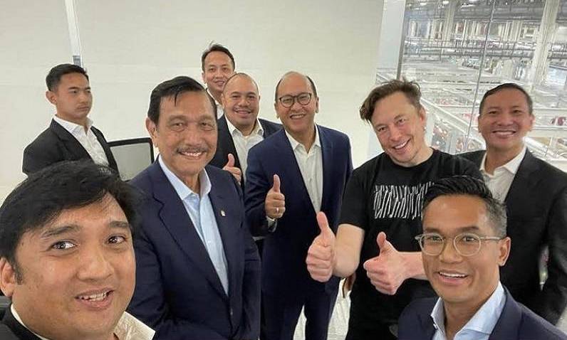 An Indonesian delegation, including senior minister Luhut Pandjaitan, meeting with Elon Musk at a Tesla factory in Austin, Texas. Photo: Instagram/@anindyabakrie