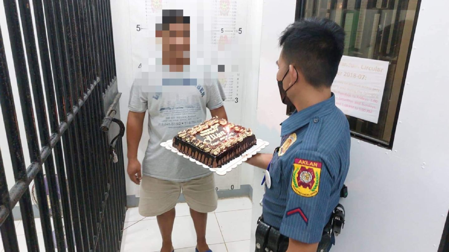 Members of the Altavas Municipal Police Station surprised a suspect with cake after arresting him on his birthday. Image: Altavas Municipal Police Station (Facebook)