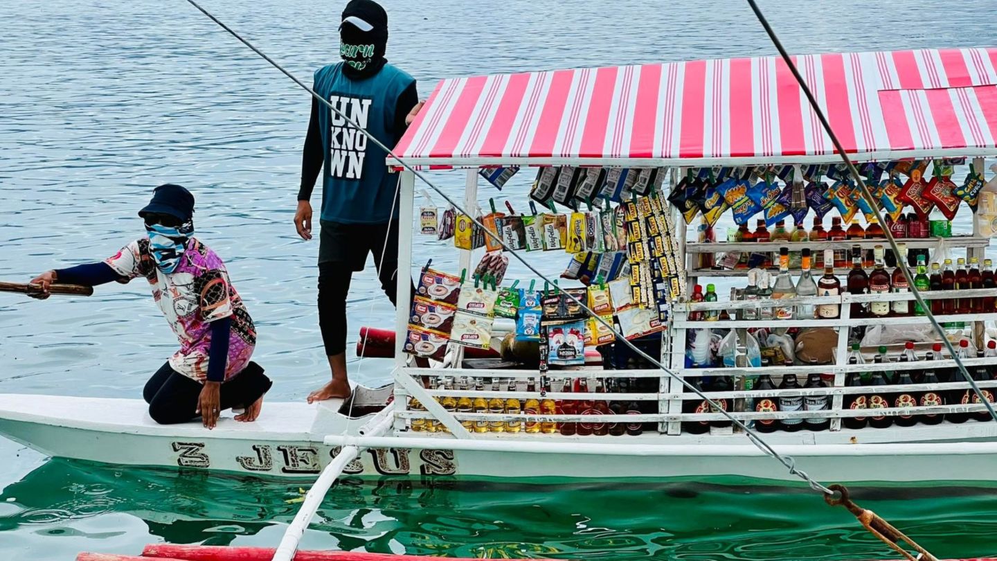 Floating convenience stores are a thing at the Manjuyod Sandbar in Negros Oriental. Image: Melo Villareal / outoftownblog.com