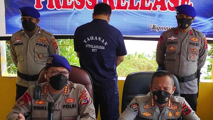 The East Nusa Tenggara Police announced the arrest of S, a suspected human trafficker, in Kupang on April 18, 2022. At least 26 Indonesians were rescued before they were smuggled to Australia. Photo: Obtained.