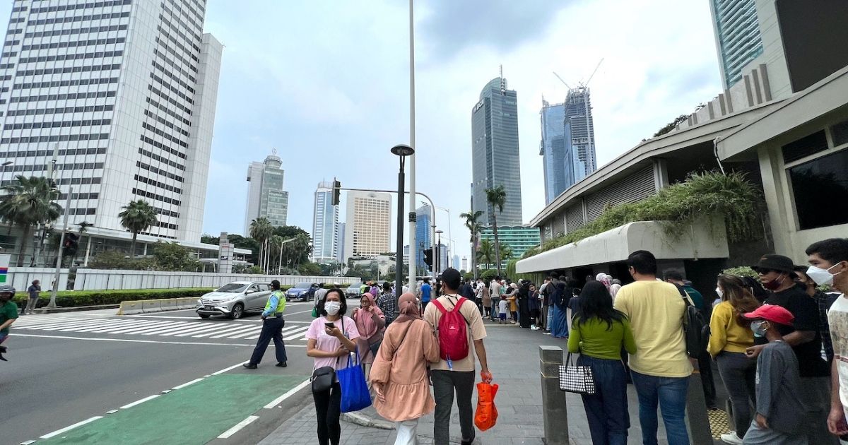Pedestrian in Bundaran HI, Central Jakarta in early May 2022. Photo: Nadia Vetta Hamid for Coconuts Jakarta