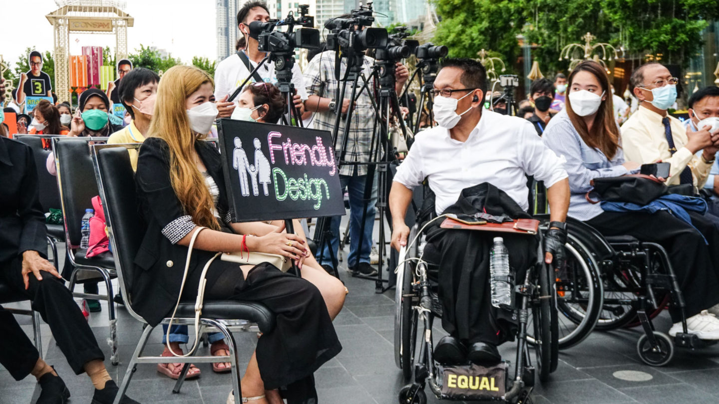 Manit Intharapim talks to other people with disabilities and their supporters at a May 9 candidate debate at the Iconsiam shopping mall. Photo: Chayanit Itthipongmaetee / Coconuts Bangkok
