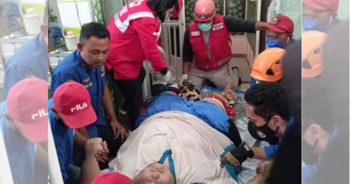 An East Java man reportedly weighing at least 275 kilograms broke his legs when an elevator in his two-story home collapsed with him in it. Photo: PMI Kota Malang