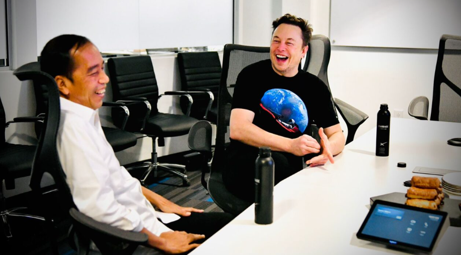 President Joko “Jokowi” Widodo laughed with SpaceX founder Elon Musk during their meeting in Boca Chica, the U.S., on May 14, 2022. Photo: The Indonesian President’s Official Website.