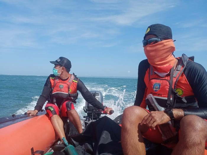 Members of the Bali Search and Rescue Agency searched for a missing Surabaya man who reportedly swept away by waves off Batu Bolong Beach on May 10, 2022. Photo: Obtained.