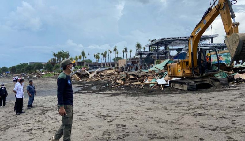 Badung Public Order Agency (Satpol PP) bulldozed dozens of unlicensed traditional food vendors (warung) on Berawa Beach in Canggu, Bali, on May 18, 2022. Photo: Obtained.