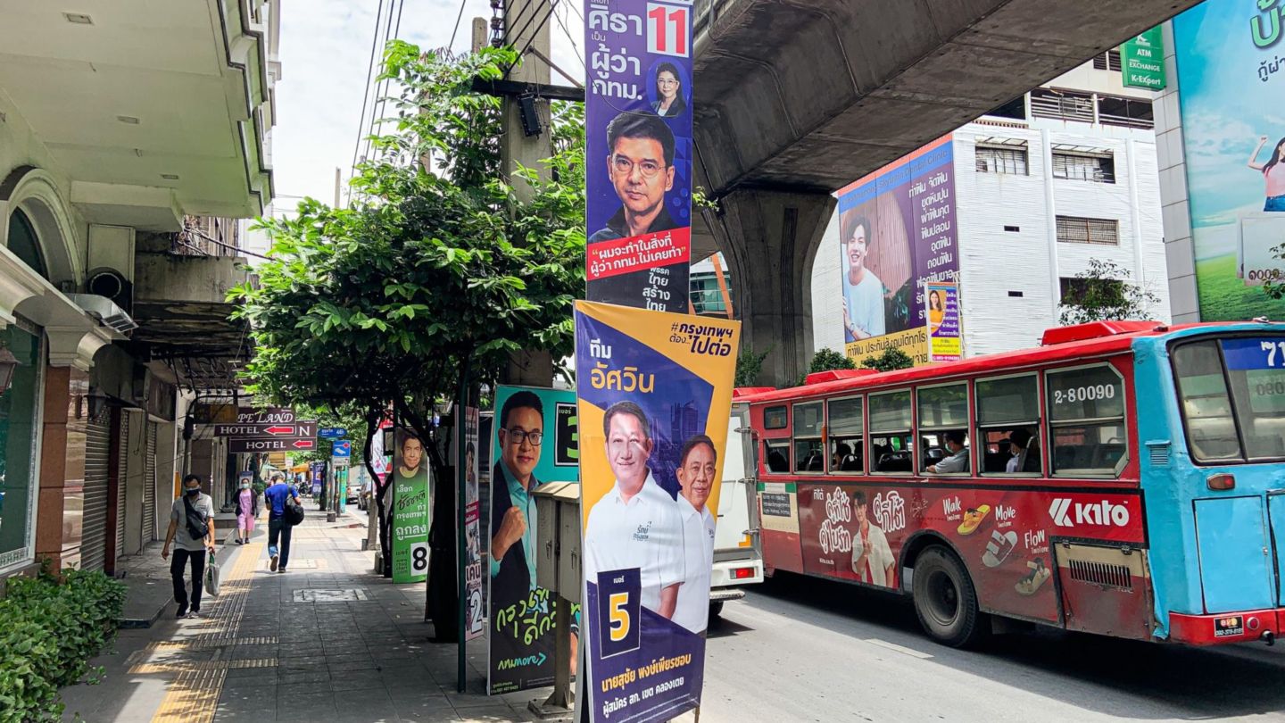 Bangkok governor candidate posters line Sukhumvit Road in the Phra Khanong area. Photo: Chayanit Itthipongmaetee / Coconuts Bangkok 