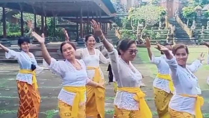 Several women faced social media backlash after one of them uploaded a video of themselves performing Bollywood dance while wearing Balinese traditional clothes at a temple in Gianyar. They later apologized on May 8, 2022. Photo: Screengrab.