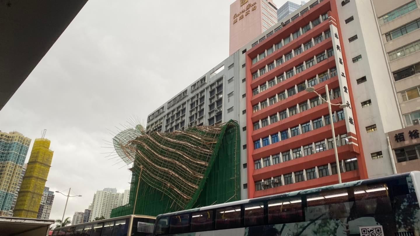 A huge sheet of bamboo scaffolding was partially peeled off from a Cheung Sha Wan building. Photo: Facebook/Soeng Sin Chinese Medicine Clinic