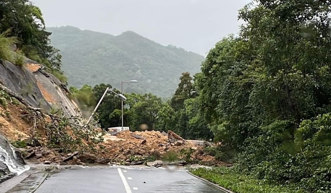 Heavy rain and strong winds hit Hong Kong on June 8, triggering a landslide in Sai Kung. Photo: Facebook/Anndee Cheung
