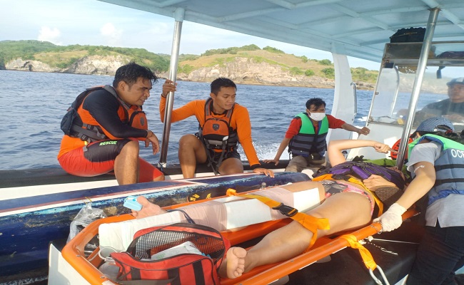 An Italian woman was rescued by the Search and Rescue team after being hit by a strong wave while swimming at the Klingking Beach, Nusa Penida on June 4, 2022. Photo: Obtained.