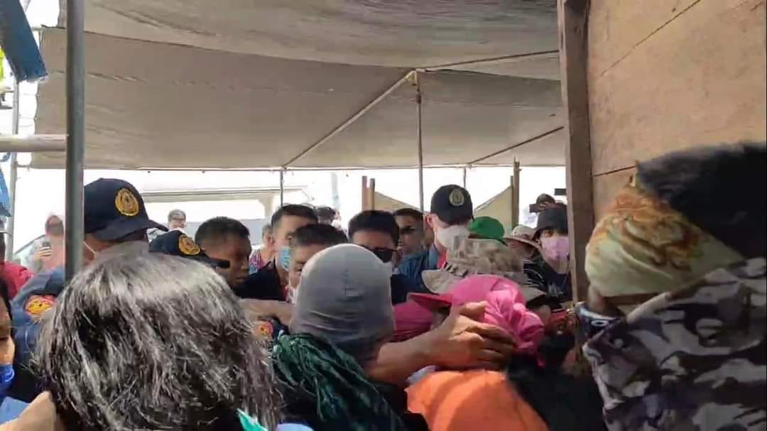 Police in Concepcion, Tarlac arrested over 90 farmers and advocates during a land cultivating activity in Hacienda Tinang in Concepcion, Tarlac. Image: Patreng Non