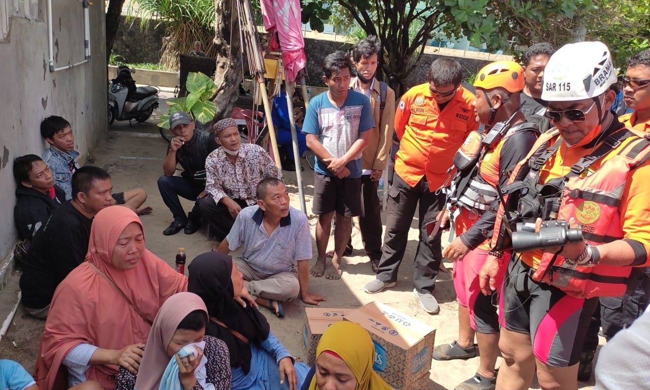 The family of MAA, 16, a teenager who went missing at the Double Six Beach in Seminyak on June 7, 2022, arrived at the location hoping for his safety. Photo: The Bali Search and Rescue Agency.