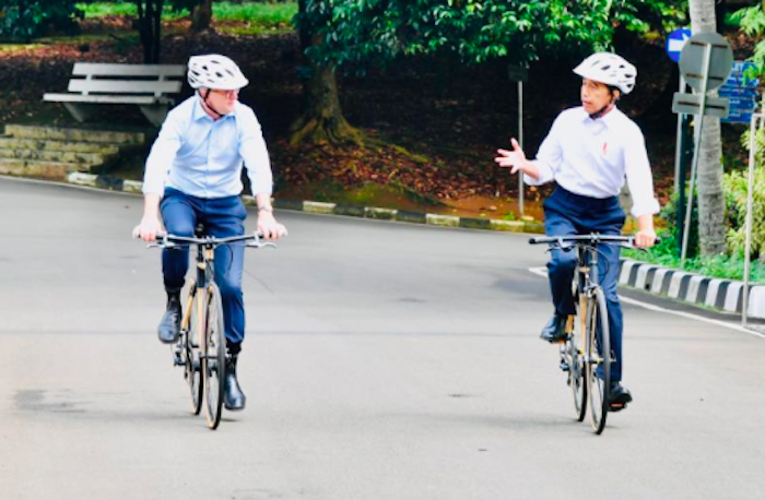 President Joko Widodo (Right) riding a bike with new Australian PM Anthony Albanese at the Bogor Presidential Palace on June 6, 2022. Photo: Twitter/@jokowi