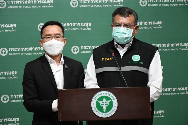 Narong Saiwong, deputy secretary of health ministry, and Yongyos Thammawut, director of Traditional and Alternative Medicine Department, at a 5pm press conference on Wednesday.
