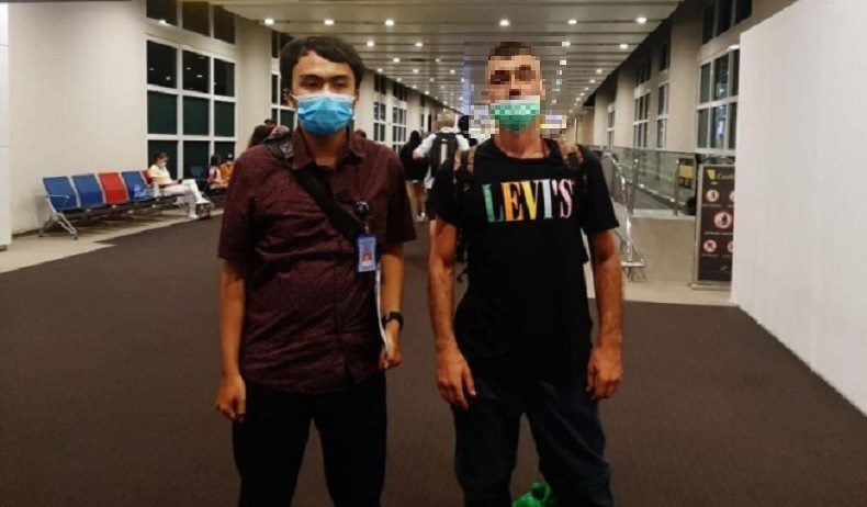 A 42-year-old Canadian man identified as AO (right) was deported from Indonesia after overstaying his visa for 776 days. Photo: The Bali Office of the Indonesian Ministry of Law and Human Rights.