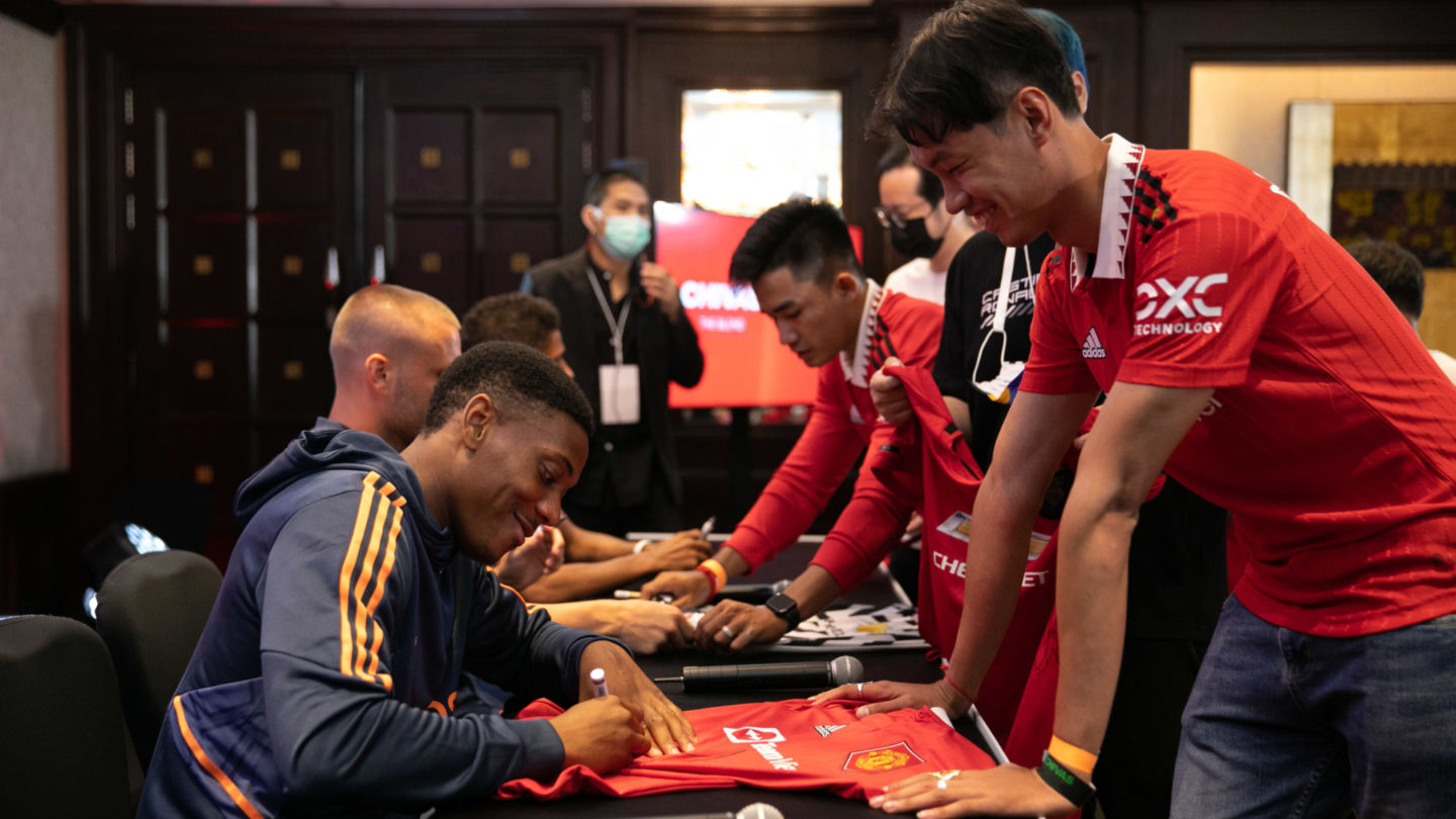 MUFC fans get jerseys signed by Manchester United players at a meet and greet in Bangkok before the epic “Red War” game. Photo: Chivas Regal