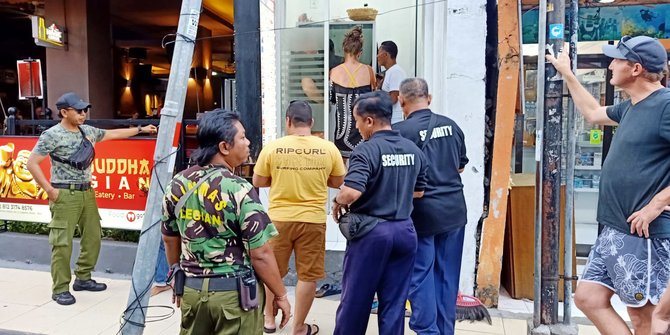 File photo showing a money changer in Legian, Kuta being shut down for scamming tourists in July 2022. Photo: Obtained.