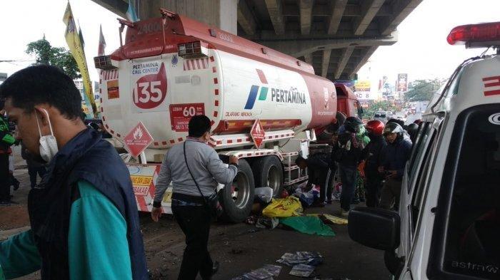 A Pertamina fuel truck crashed into multiple vehicles at an intersection, killing 10. Photo: Twitter