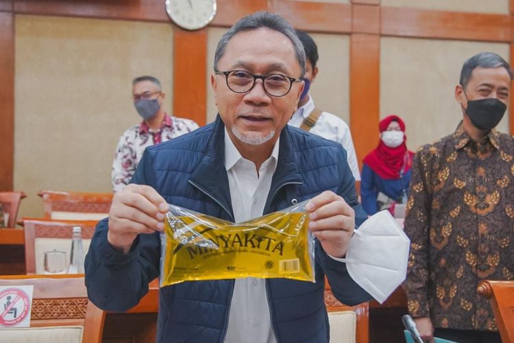 Trade Minister Zulkifli Hasan holding up a pouch of subsidized cooking oil. Photo: Trade Ministry