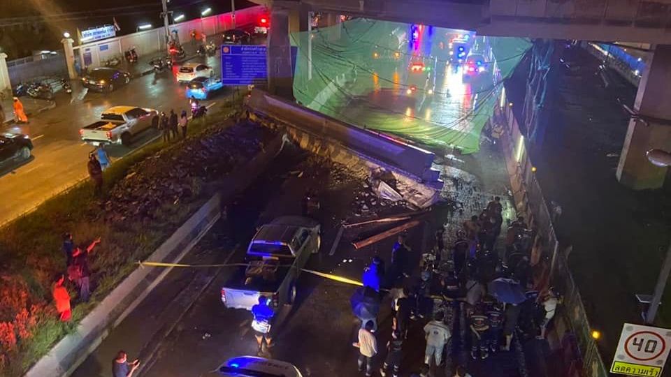 A beam from the U-turn flyover on Rama II Road on Sunday night fell onto vehicles undeath and killed two people. Photo: Highways Department

