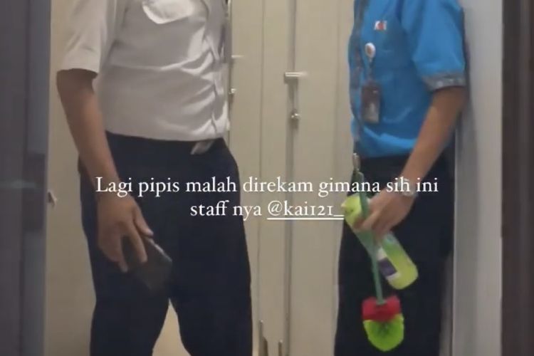 A station official (Left) confronting the alleged peeping tom janitor. Photo: Video screengrab