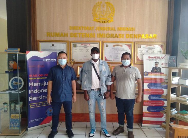 EEK (middle) was deported from Indonesia on Aug. 3, 2022, after overstaying his visa for more than two years in addition to scamming women online. Photo: The Ministry of Law and Human Rights.