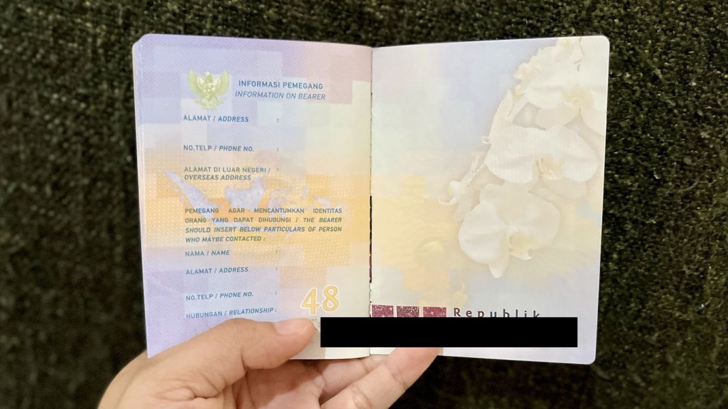 An Indonesian passport issued after 2019 that lacks a signature field in the back of the document. Photo: Coconuts Media