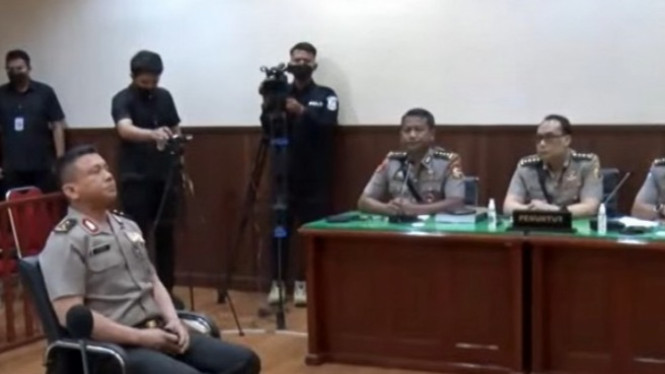 Ferdy Sambo (sitting, left) during a National Police ethics hearing on Aug. 25, 2022. Photo: Video screengrab