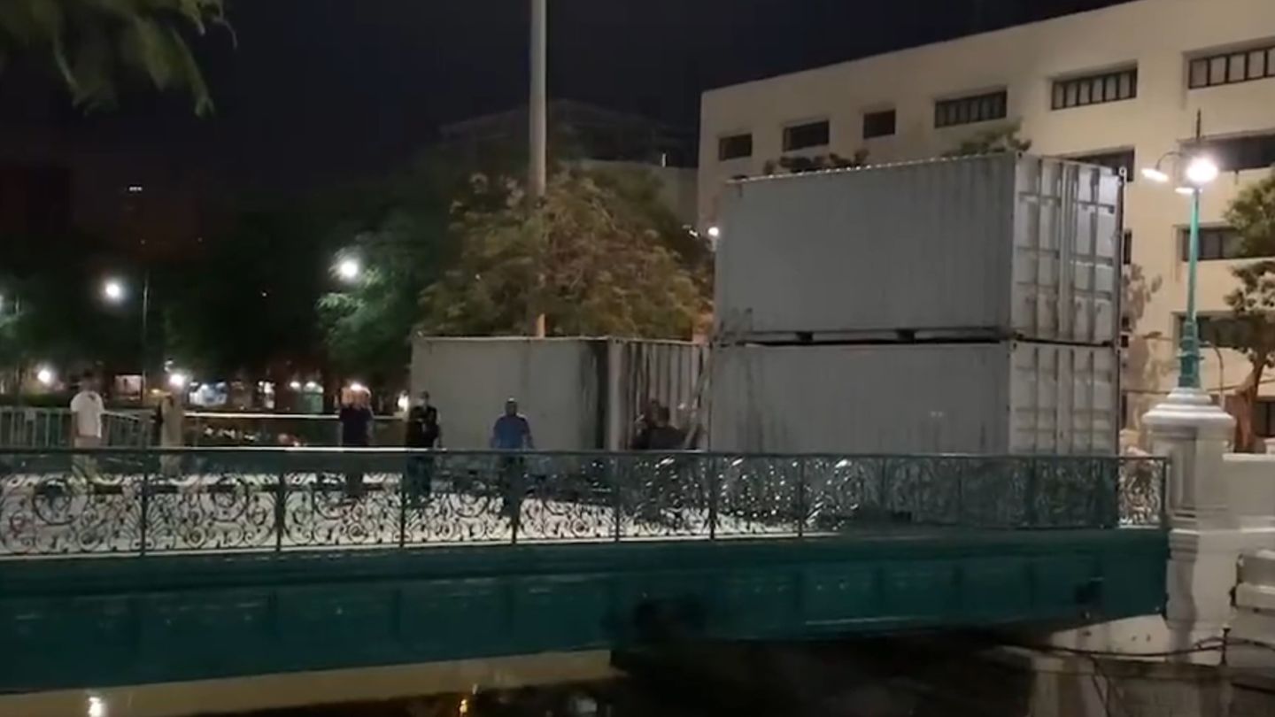 Shipping containers set up overnight as crowd control on the Makkhawan Rangsan Bridge, a key approach to the Government House in Bangkok. Photo: Jung248956/Twitter