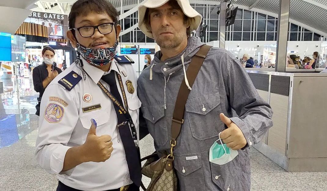 Rizqi Ganis Ashari, who works as an officer at Ngurah Rai International Airport’s immigration office, met his idol Liam Gallagher while at work on Aug. 9, 2022. Photo: Obtained.