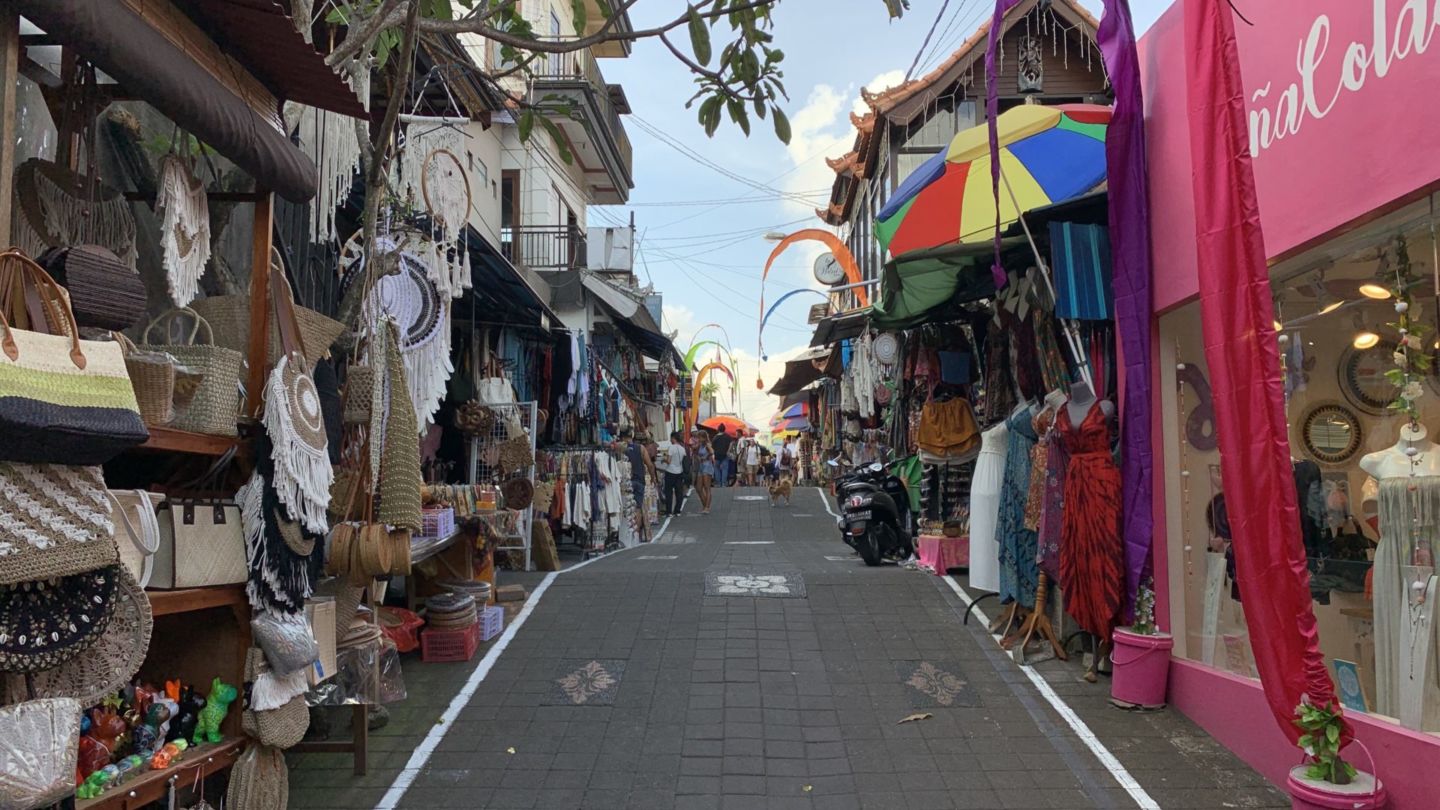 Many displaced Pasar Ubud vendors have relocated nearby, such as on this side entrance to the famous art market. Photo: Anggi Pande/Coconuts Bali