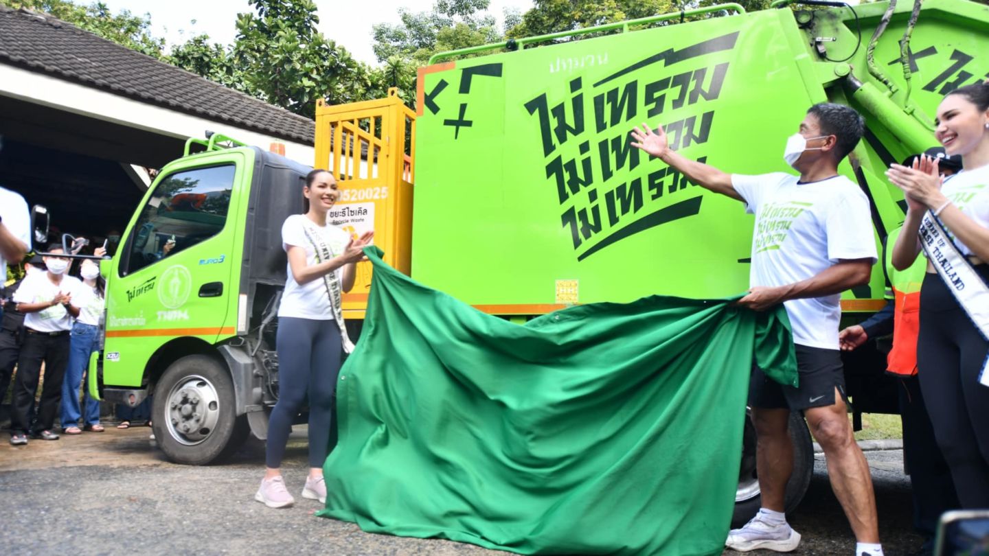 Bangkok Gov. Chadchart Sittipunt and Miss Universe Thailand Anna Sueangam-iam unveil a new green garbage truck. Photo: Bangkok Public Relations Office