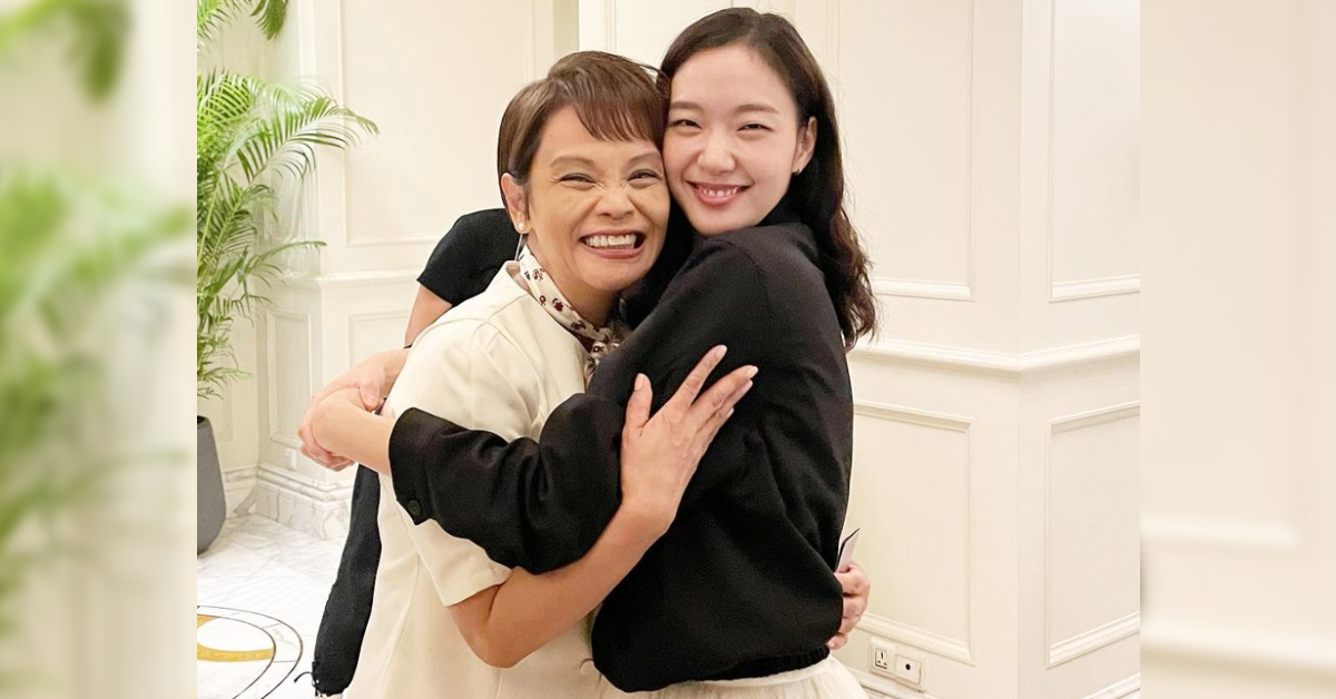 Bridget Fernandez and Kim Go-eun hugging at The Fullerton Hotel Singapore. Photo: Bridget Fernandez/Instagram
