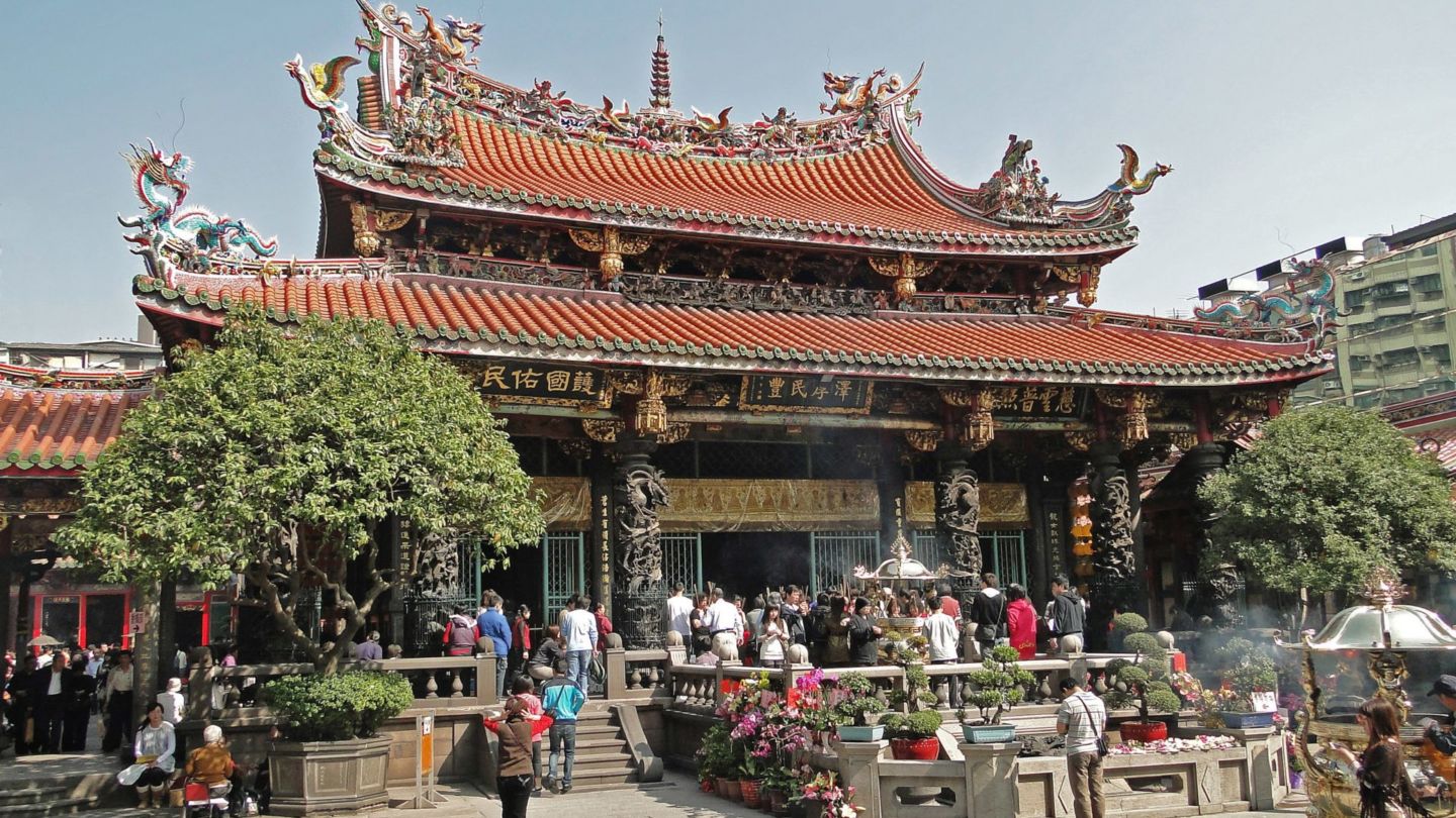 Longshan Temple in the Wanhua District in Taipei. Photo: Wikimedia Commons/Bernard Gagnon