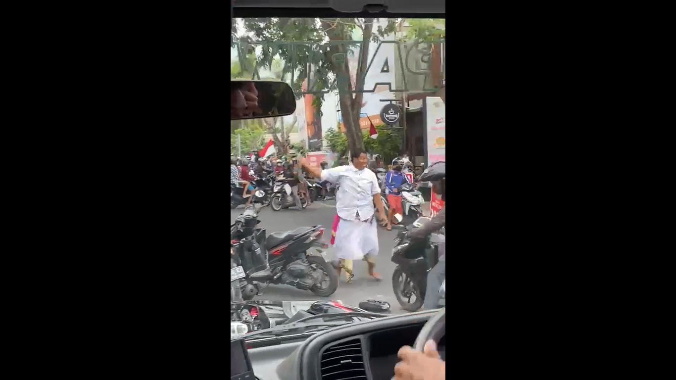 A local man was arrested by the Bali Police on Sept. 1, 2022, for stabbing a motorist in rage after he got involved in a bike crash. Photo: Screengrab.