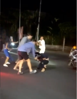 A fight occurred amongst foreigners on Dewi Sri Road in Denpasar on Sept. 17, 2022. Photo: Screengrab.